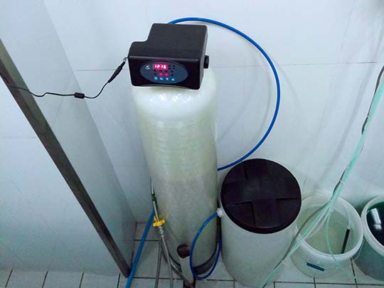 為什么有些食堂洗碗機里會積攢那么多水垢，如何清理？