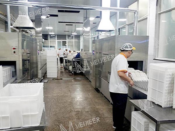 餐具消毒清潔：購(gòu)買(mǎi)商用洗碗機(jī)自己做VS外包公司?