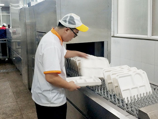 為什么華為員工食堂這么干凈？因為用了食堂洗碗機啊